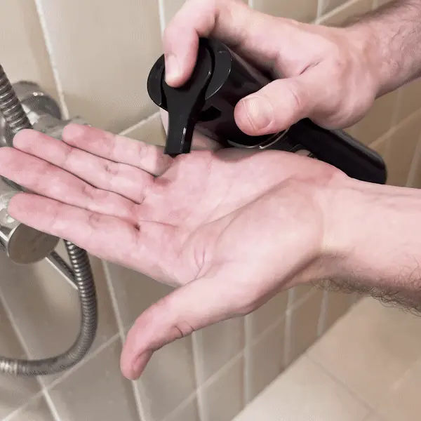 Donna felice sotto la doccia che usa lo shampoo NovaHair